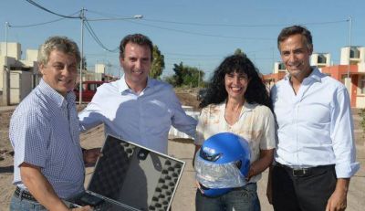 La UESV entreg� un alcohol�metro, una impresora y 25 cascos al departamento de San Mart�n