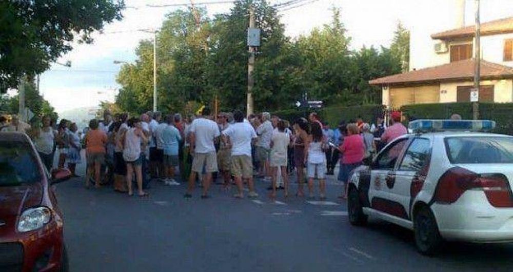 Avil�s recibi� a vecinos de Costa Azul y prometi� una soluci�n