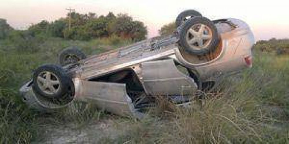 Espectacular vuelco de un auto en Moj�n de Fierro: una mujer lesionada