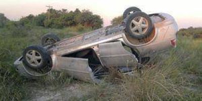 Espectacular vuelco de un auto en Moj�n de Fierro: una mujer lesionada