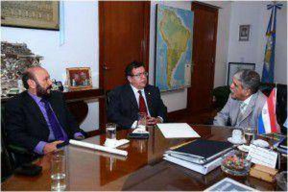 Insfr�n trat� con De Vido sobre las relaciones con Paraguay