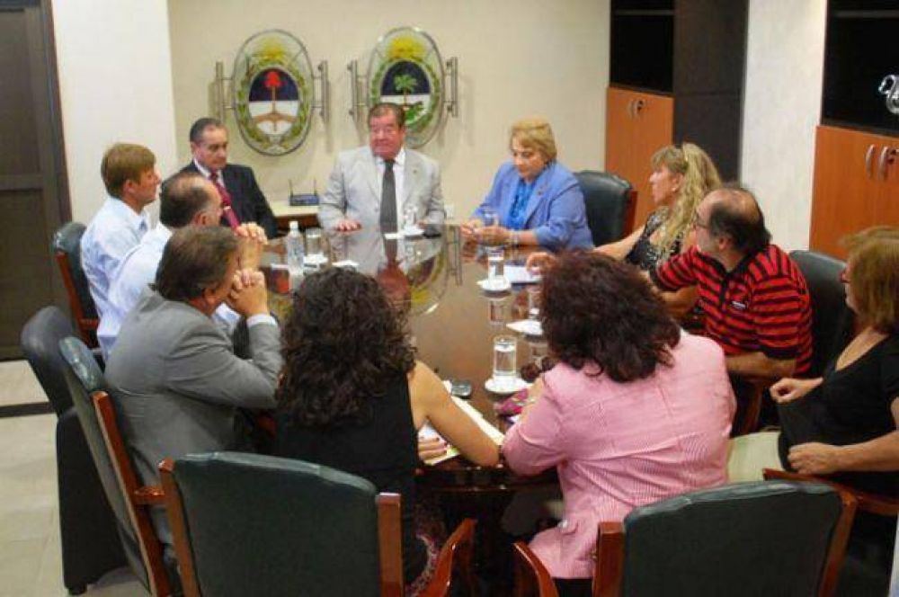 Acuerdan gestionar fondos ante el Ejecutivo para incremento de salarios
