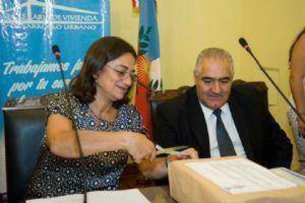 Luc�a particip� de la apertura de sobres para obras en el Sur