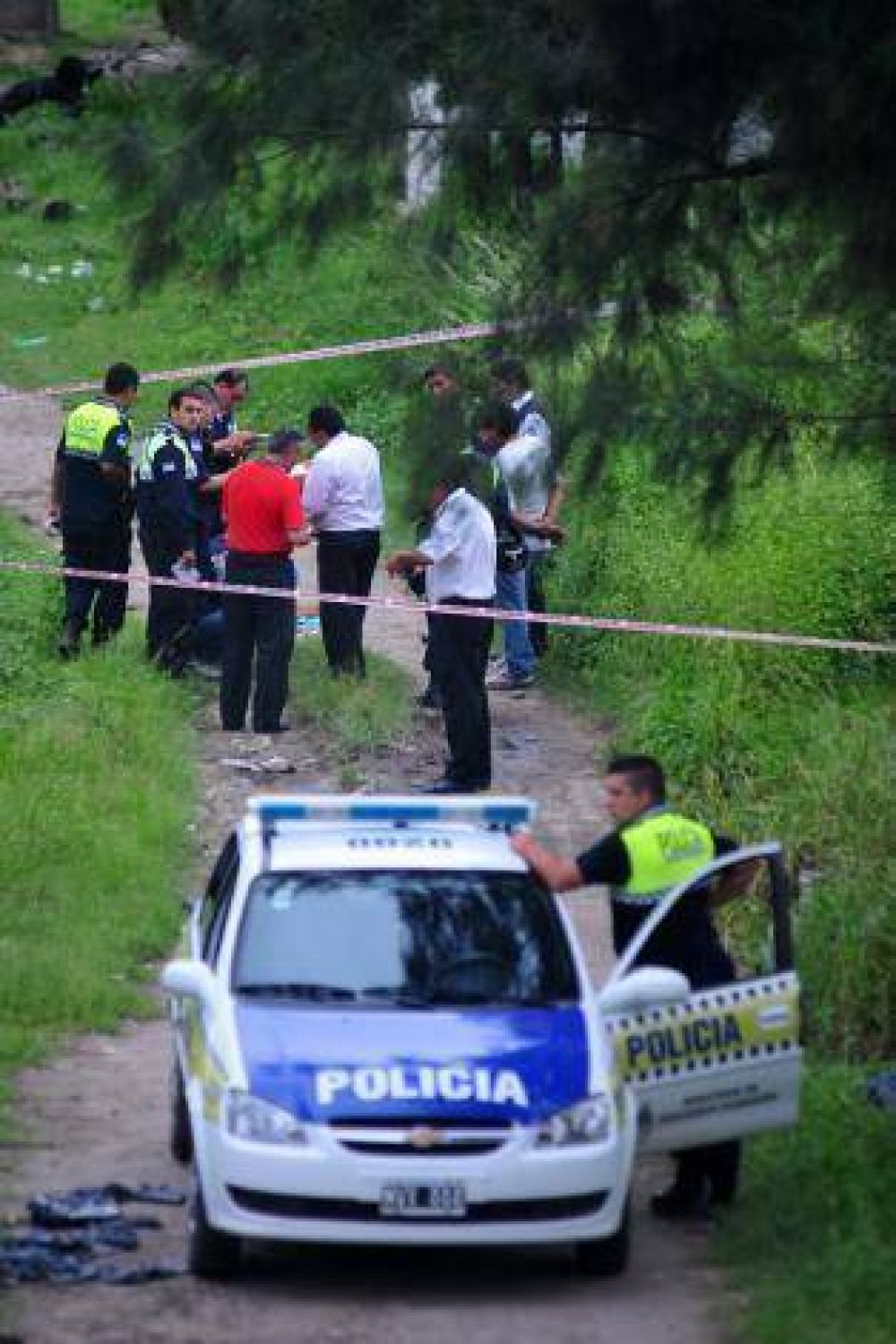 Cuatro asaltantes se llevaron $ 15.000, hubo un tiroteo y uno de los ladrones muri� de un balazo