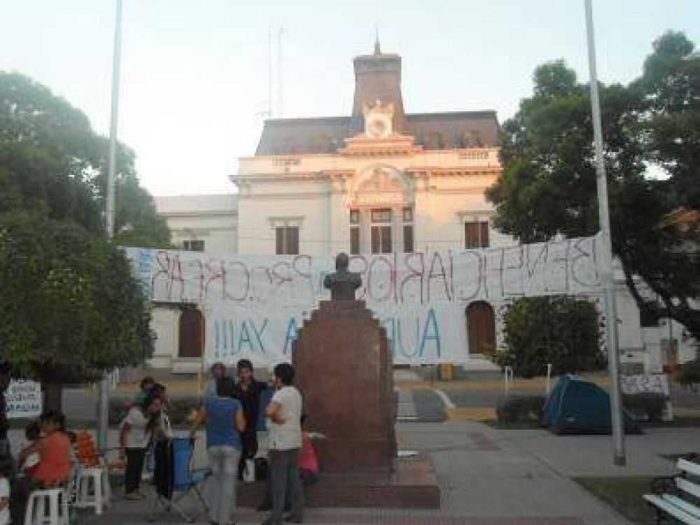 SIGUE EL ACAMPE EN LA PLAZA PRINCIPAL
