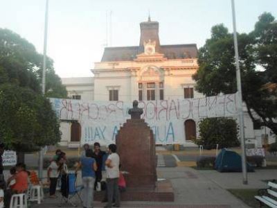 SIGUE EL ACAMPE EN LA PLAZA PRINCIPAL