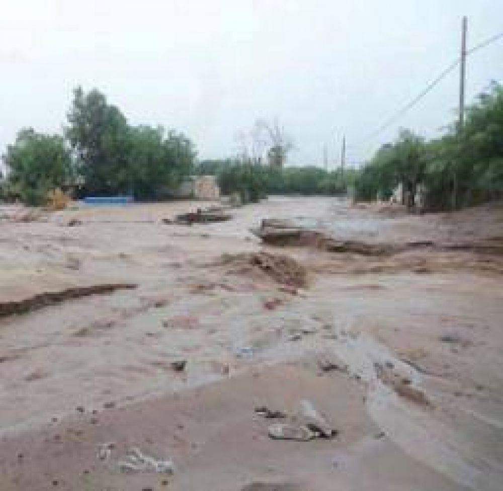 Aimogasta fue azotada por un fuerte temporal de lluvia y viento