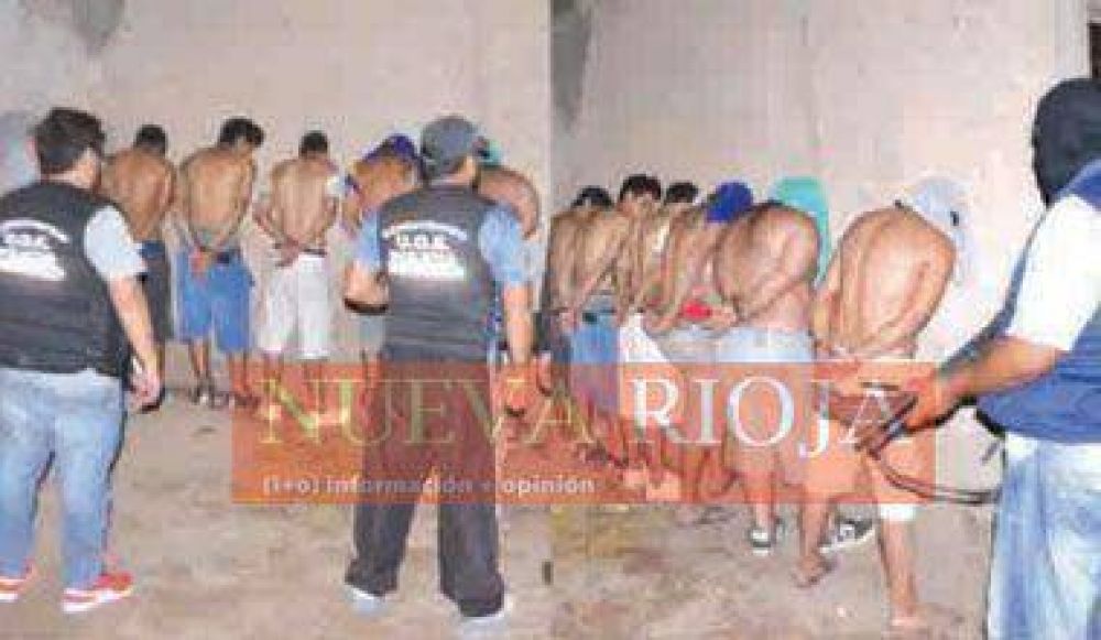 Desbaratan �hist�rico� kiosco de drogas y detienen 17 individuos