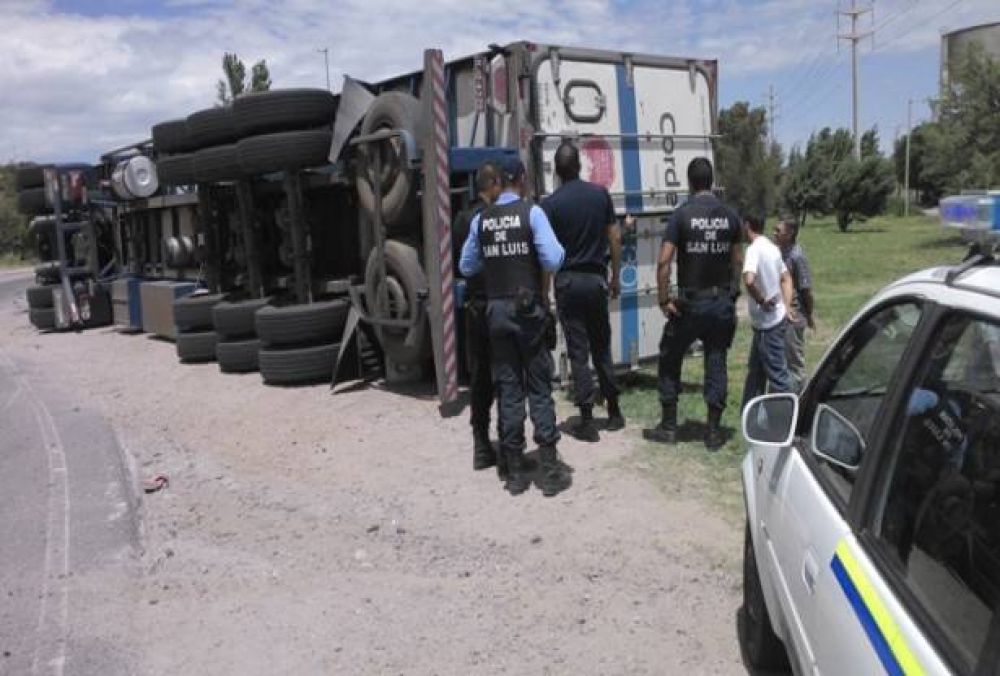 Un cami�n volc� en la llamada �Rotonda de la Torrontegui�