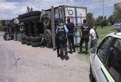 Un cami�n volc� en la llamada �Rotonda de la Torrontegui�