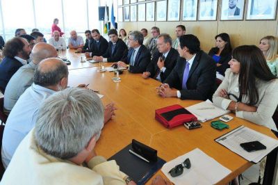 El gobernador les transmiti� a los empresarios que no se discontinuar� la obra p�blica