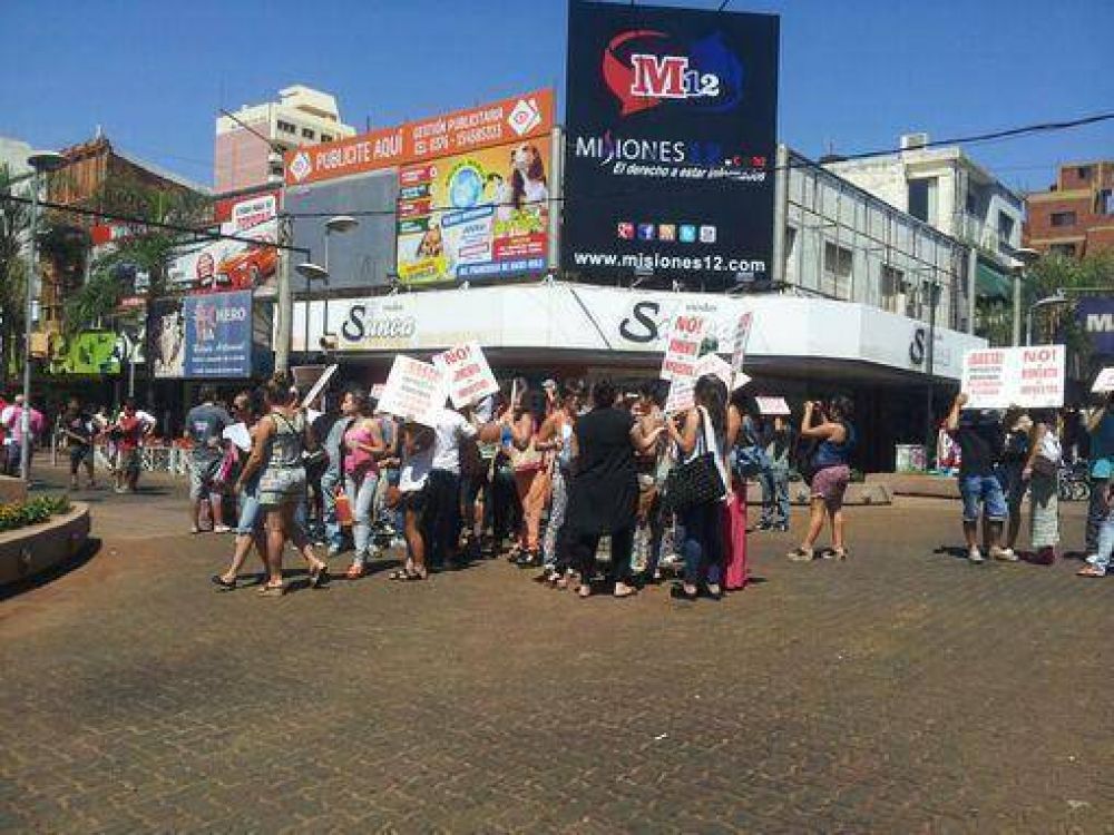 Un grupo de comerciantes y sus empleados marcharon por el centro de Posadas en contra de la pol�tica impositiva