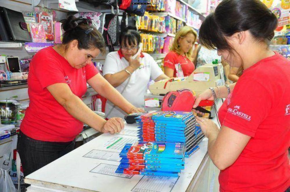 Padres se ajustan pero compran los �tiles para el colegio