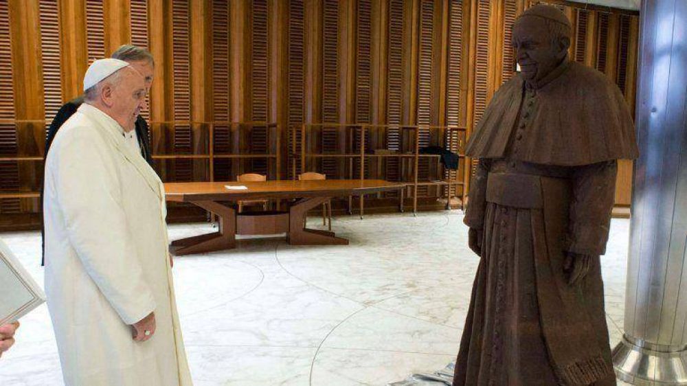 Cocineros realizaron una estatua de chocolate del papa Francisco
