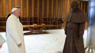 Cocineros realizaron una estatua de chocolate del papa Francisco