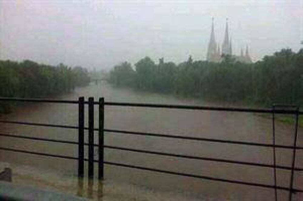 Hay al menos 60 evacuados por la crecida del R�o Luj�n