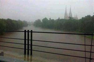 Hay al menos 60 evacuados por la crecida del R�o Luj�n