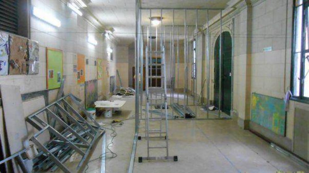 El Gobierno porte�o ahora busca levantar aulas en los pasillos de las escuelas