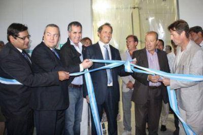 Scioli y Paredi pusieron en marcha planta pesquera en Vivorat�