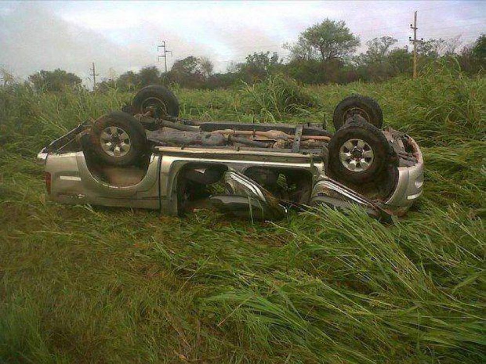 Un cura se salv� de milagro tras volcar una camioneta