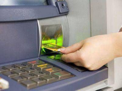 DETIENEN A DOS SUJETOS CLONADORES DE TARJETAS