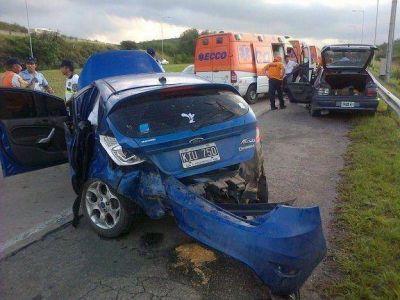 Cuatro jugadores de Racing se accidentaron en la autopista