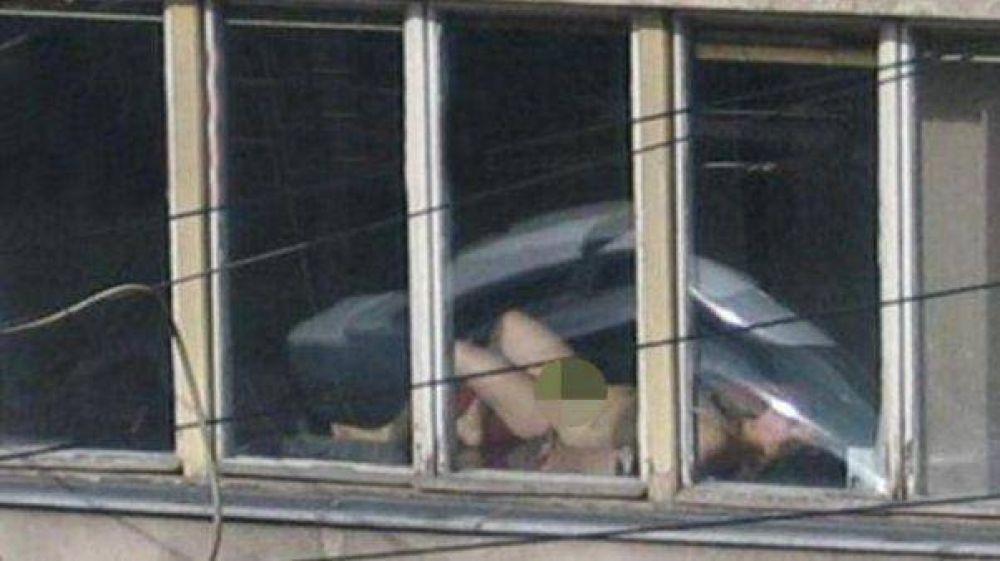 Destituyen a jueza por tomar sol desnuda en su despacho