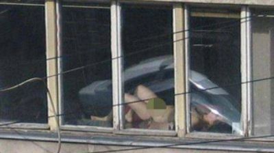 Destituyen a jueza por tomar sol desnuda en su despacho