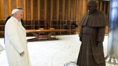 Al Papa le regalaron una r�plica suya hecha en chocolate