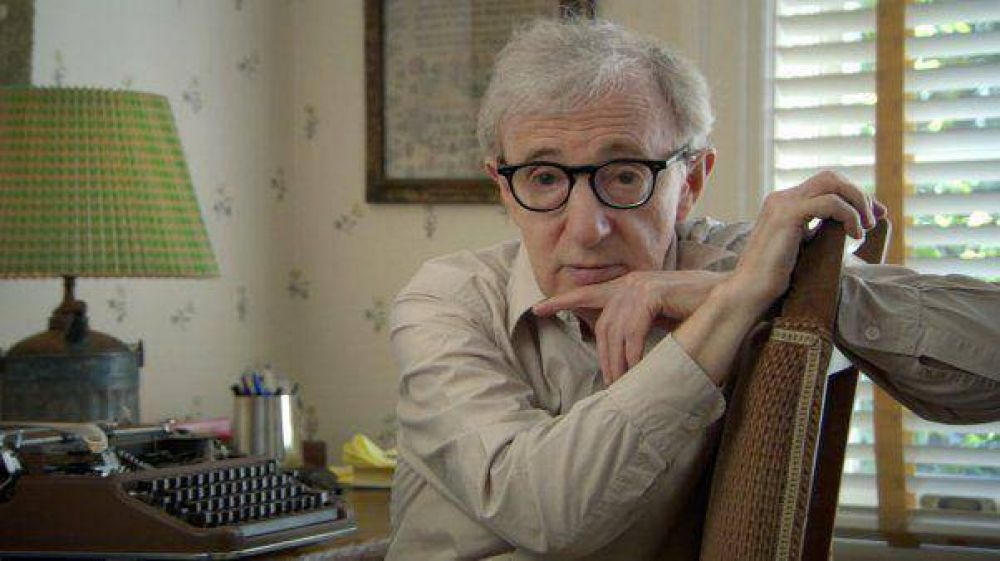 Woody Allen neg� la denuncia  de su hijastra y apunt� contra su ex Mia Farrow