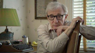 Woody Allen neg� la denuncia  de su hijastra y apunt� contra su ex Mia Farrow