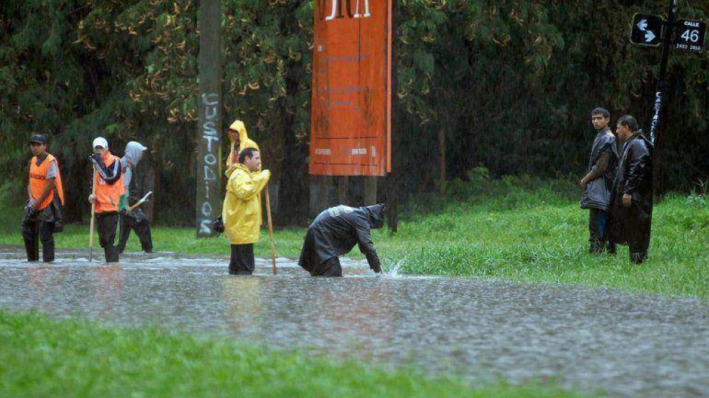 Una mujer muri� y 2.000 vecinos fueron evacuados por la intensa lluvia
