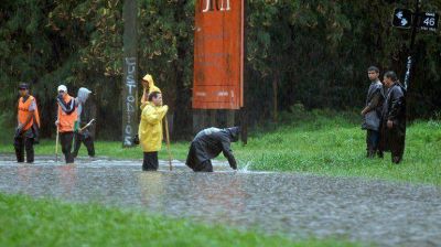 Una mujer muri� y 2.000 vecinos fueron evacuados por la intensa lluvia