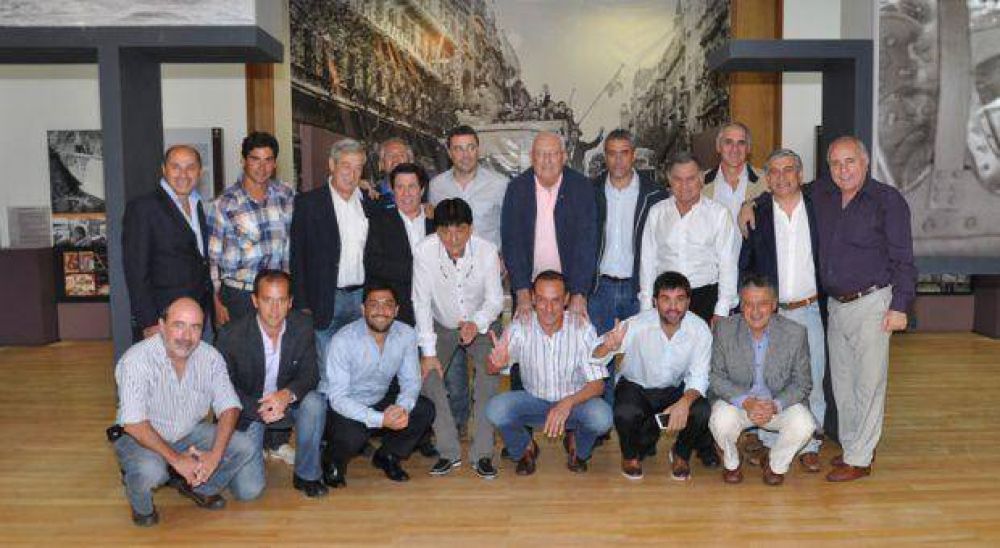 Con reparos a la Polic�a Municipal y con pedido de bajar el tono a candidaturas, se reunieron 22 intendentes del FpV