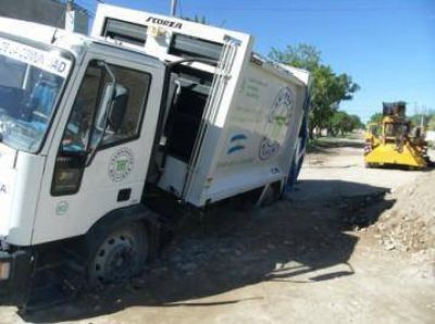 Cami�n de basura "atrapado" por una grieta, en calle La Rioja