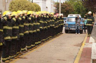 Toque de sirena y formaci�n del cuerpo en homenaje a los bomberos fallecidos 