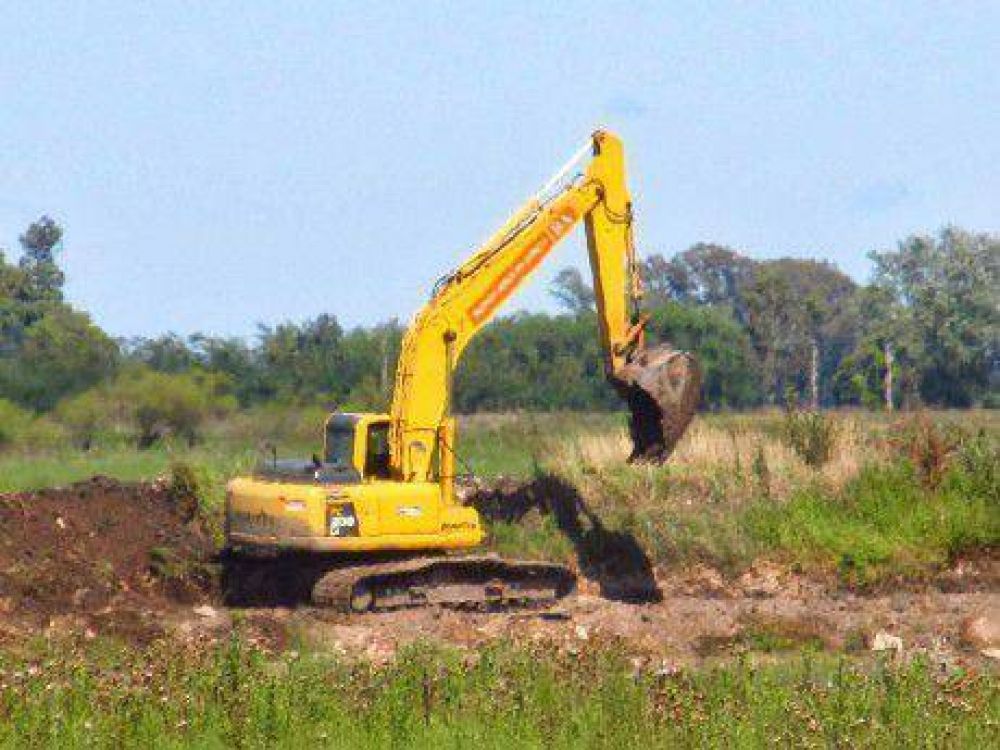M�s vale prevenir que curar: trabajos en los terraplenes del aer�dromo de Pehuaj�