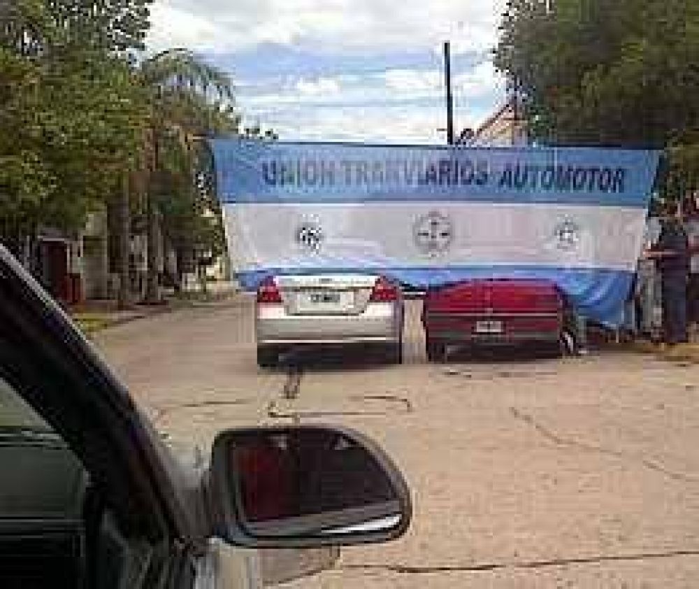 Colectiveros se manifiestan por sueldos adeudados  