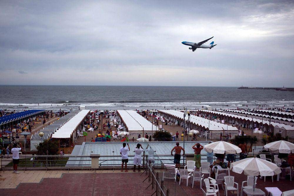Avi�n de Aerol�neas Argentinas hizo su segundo vuelo rasante sobre el mar