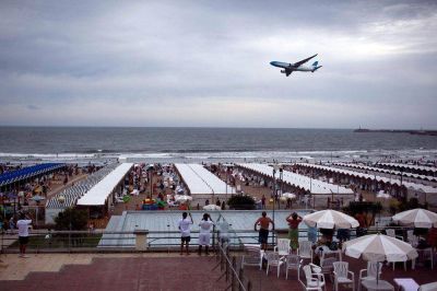Avi�n de Aerol�neas Argentinas hizo su segundo vuelo rasante sobre el mar