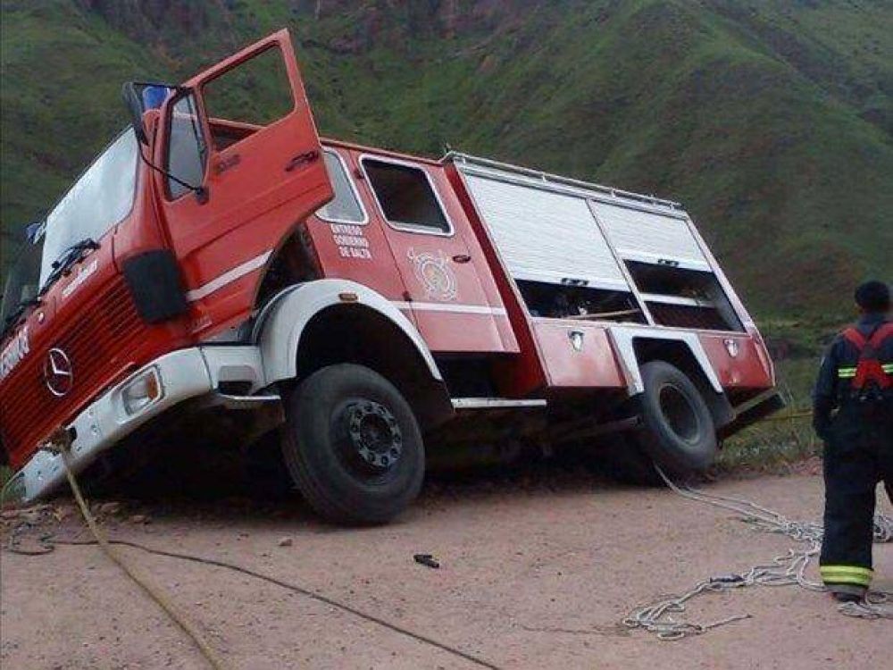 Bomberos casi caen a un precipicio por una falsa llamada
