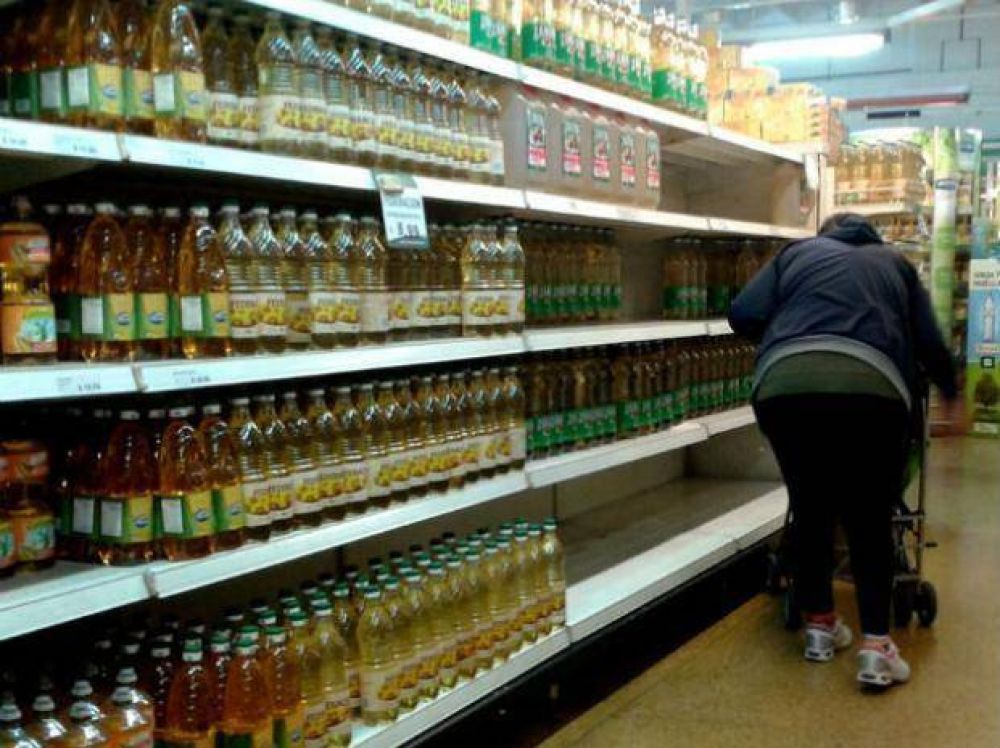 Siguen aceptando tarjetas en surtidores y supermercados