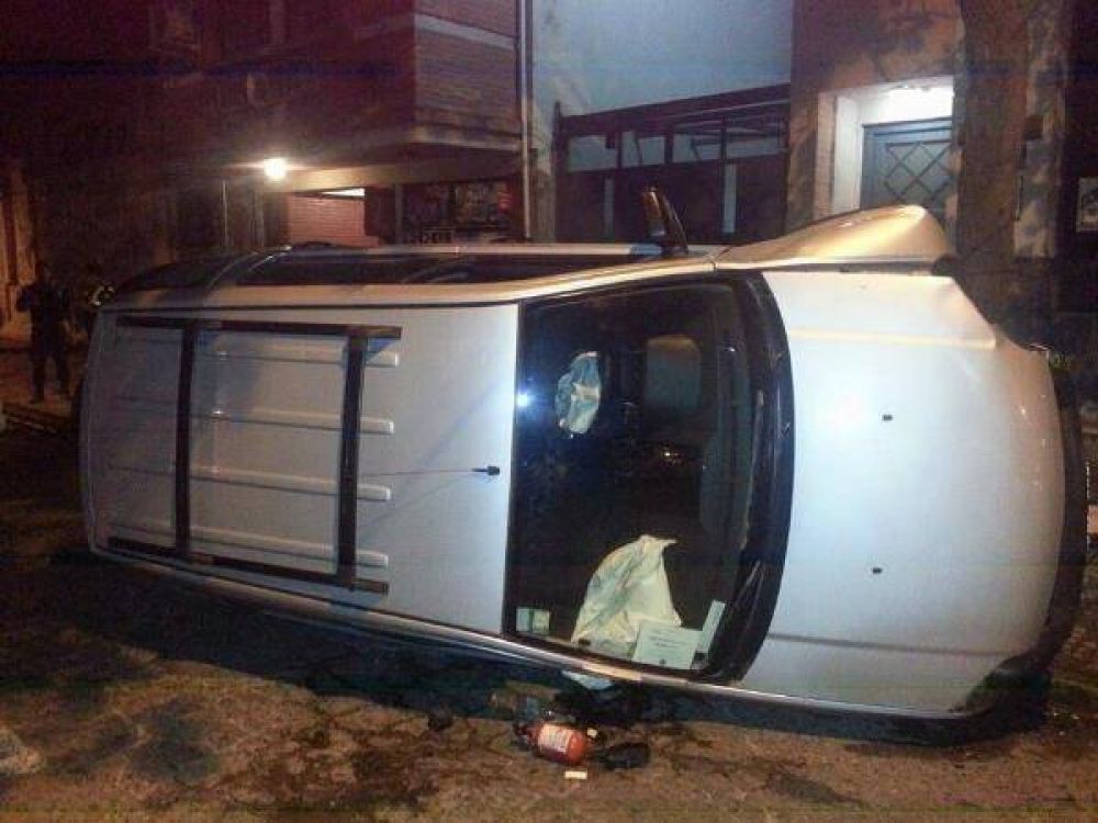 Susto en la madrugada: una camioneta choc� contra un �rbol y volc�