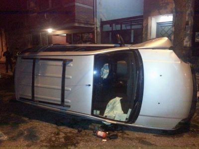 Susto en la madrugada: una camioneta choc� contra un �rbol y volc�