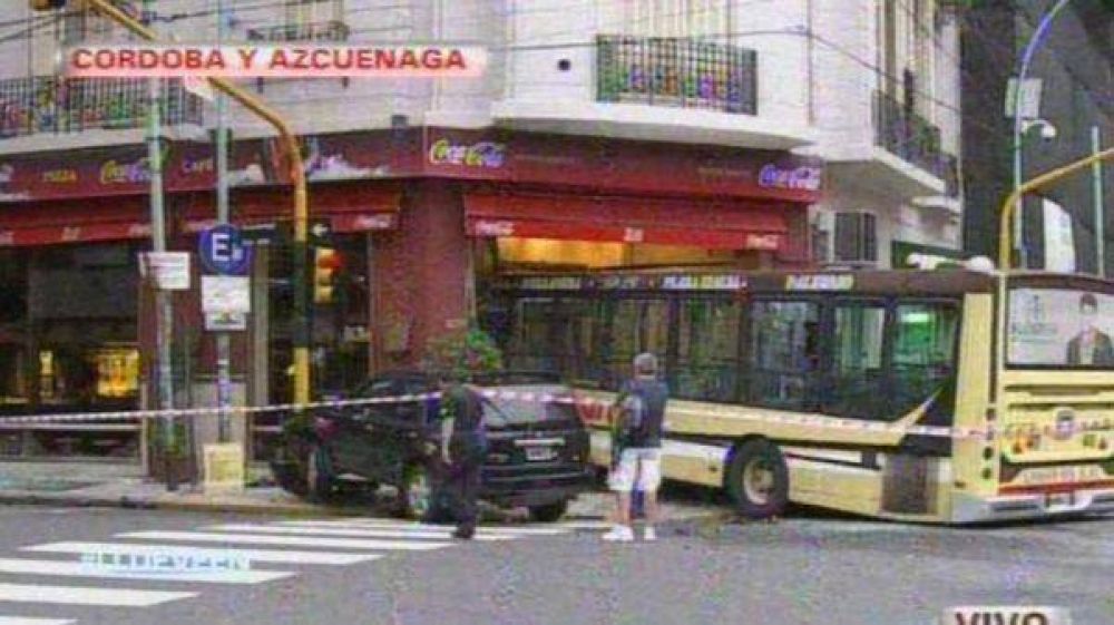 Un colectivo se incrust� contra una pizzer�a tras chocar en Recoleta
