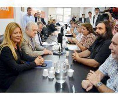 Provincia se re�ne con docentes y estatales  