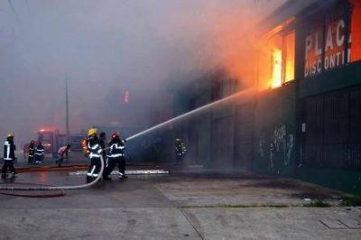 M�s de 15 dotaciones de bomberos controlaron un incendio en una maderera en Tigre 