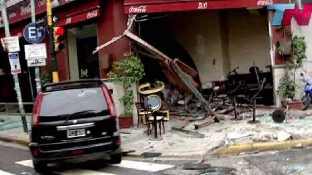 Chocaron un colectivo y una camioneta y destrozaron una pizzer�a