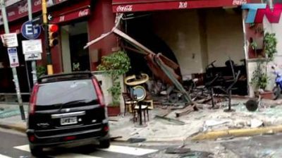 Chocaron un colectivo y una camioneta y destrozaron una pizzer�a