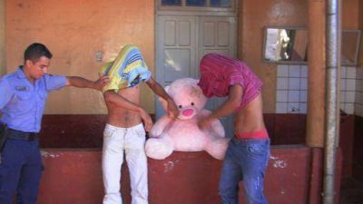Dos detenidos por robar un oso de peluche